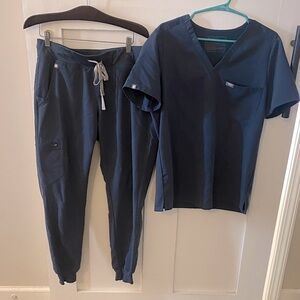 Figs brand dark harbor women’s size M scrub set
